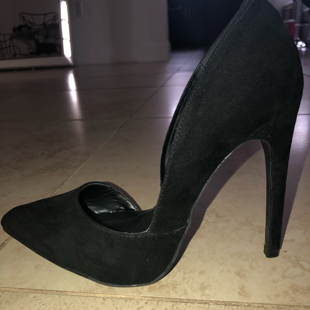 Black pumps